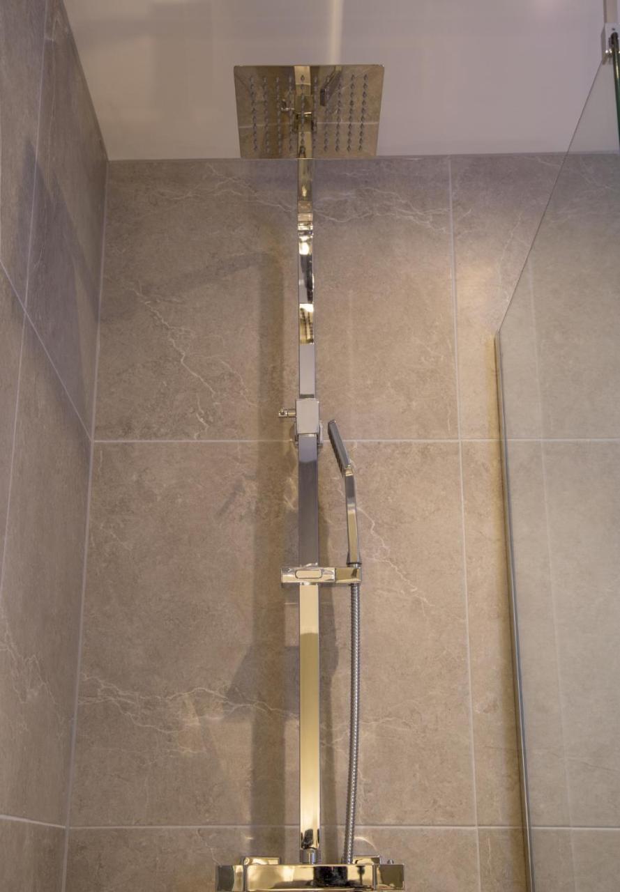 Winckley Stays Preston  Exterior photo A shower rail